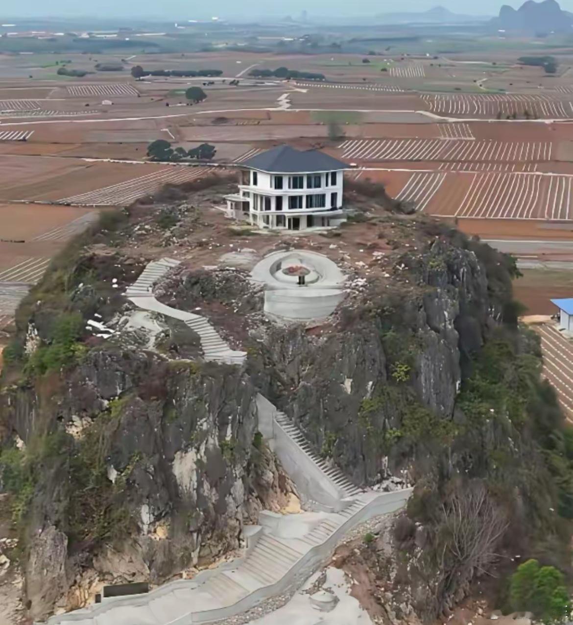 把房子盖在山顶上，这得是多有钱才能做到啊！