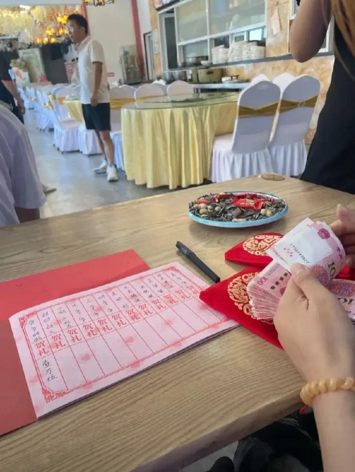 请你评判：借两千还两千上礼被说白吃的逻辑错在哪里？最近听说一种这样的争论很