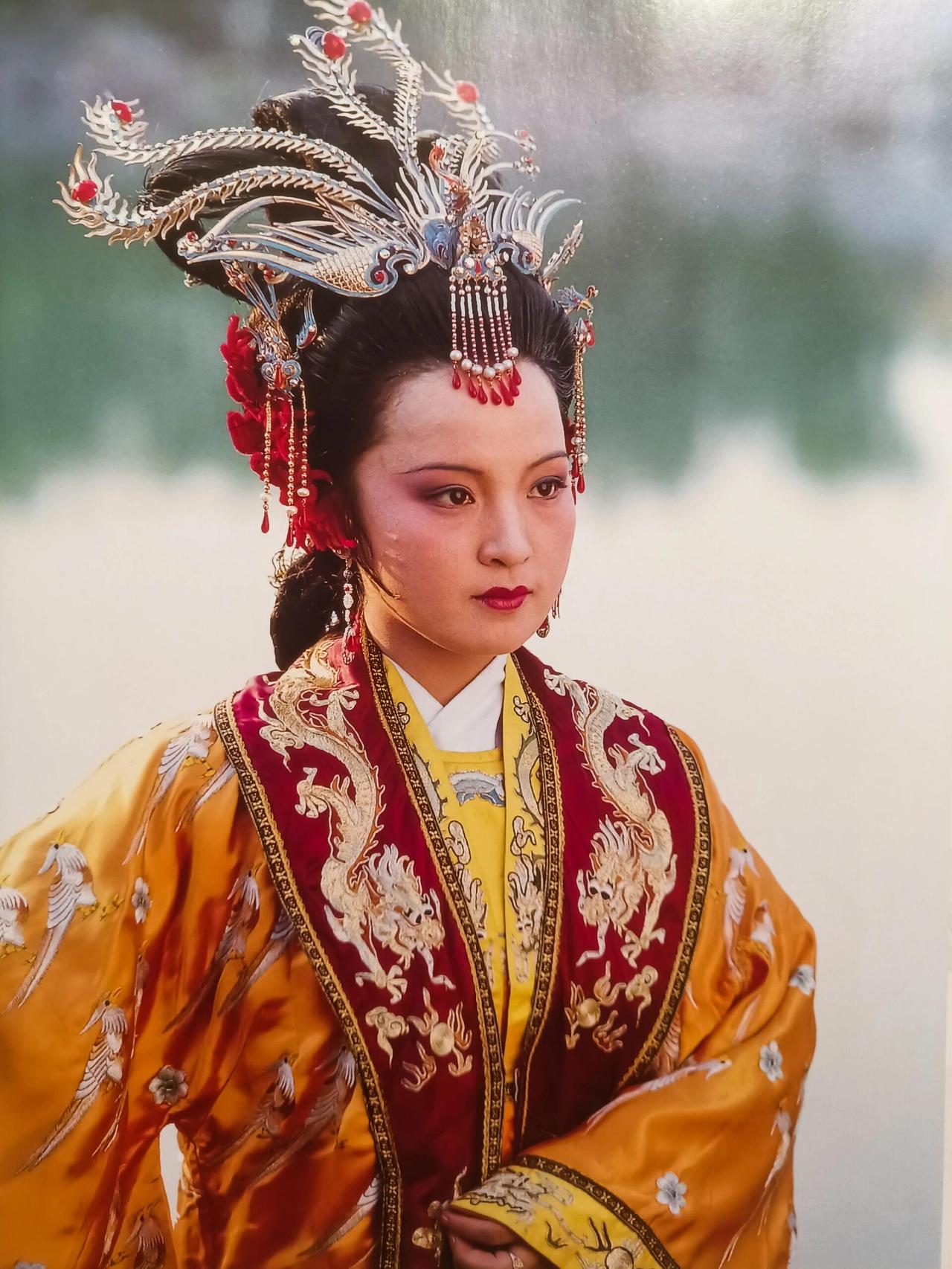 87版《红楼梦》四春旧照，满是回忆！元春演员成梅，卸妆甜美，扮上贵妃贵气尽显，判