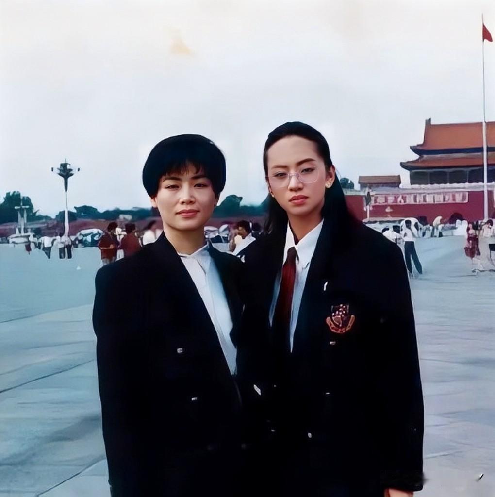 1990年，梅艳芳与姐姐梅爱芳在天安门广场的留影旧照，那时候梅姑27岁，真是惊艳