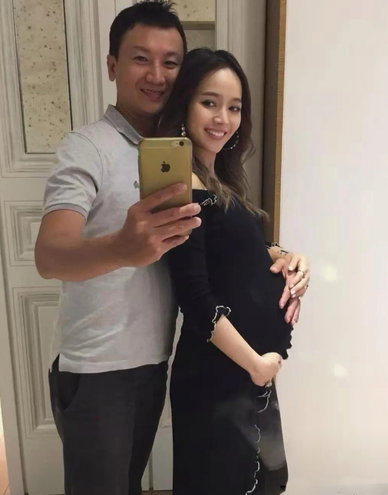 侯佩岑一定是嫁给了爱情！如今40多岁了还在努力生娃！只是她的老公太路人甲了，连