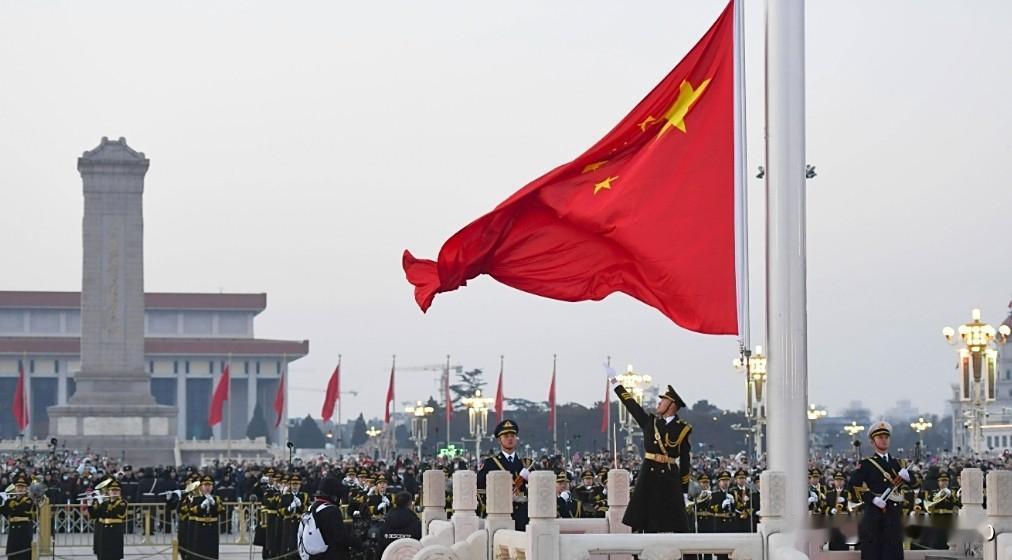 天安门升旗,不只是仪式,更是中国人的精神图腾凌晨四点的北京,天还黑着,我早