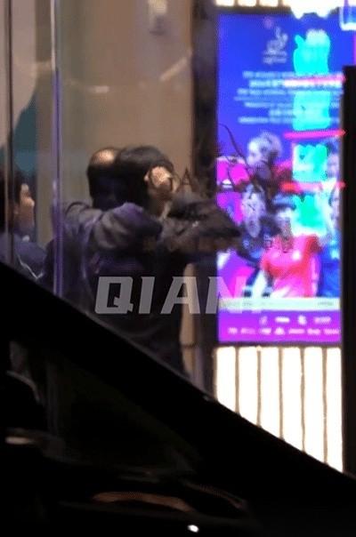 澳门世界杯晚宴散场，一个镜头，有点意思。王楚钦没跟着大部队走，胳膊一伸，直接揽