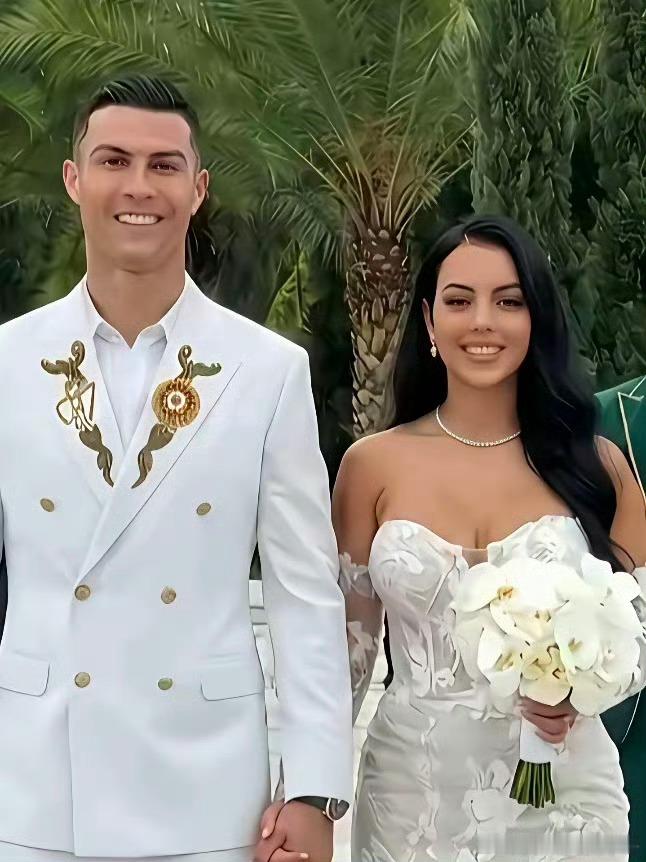 📸C罗若离婚月付乔治娜77万元。C罗与乔治娜婚前财产协议细节曝光，采用财产分