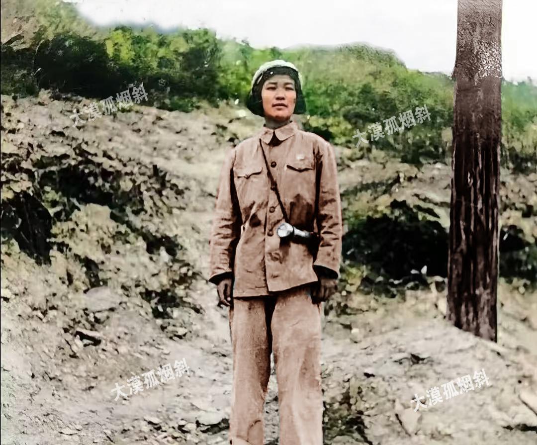 照片上这名志愿军女兵，身穿50式军服，身材修长，神情坚毅，身上挂着一个手电筒，十