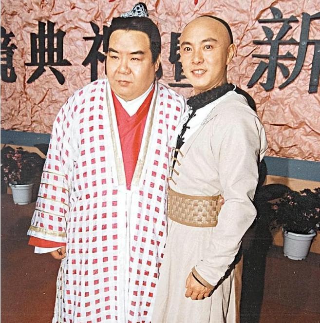 1993年，郑则仕公司破产，欠下8000w外债，走投无路之际，他求助张卫健，然而