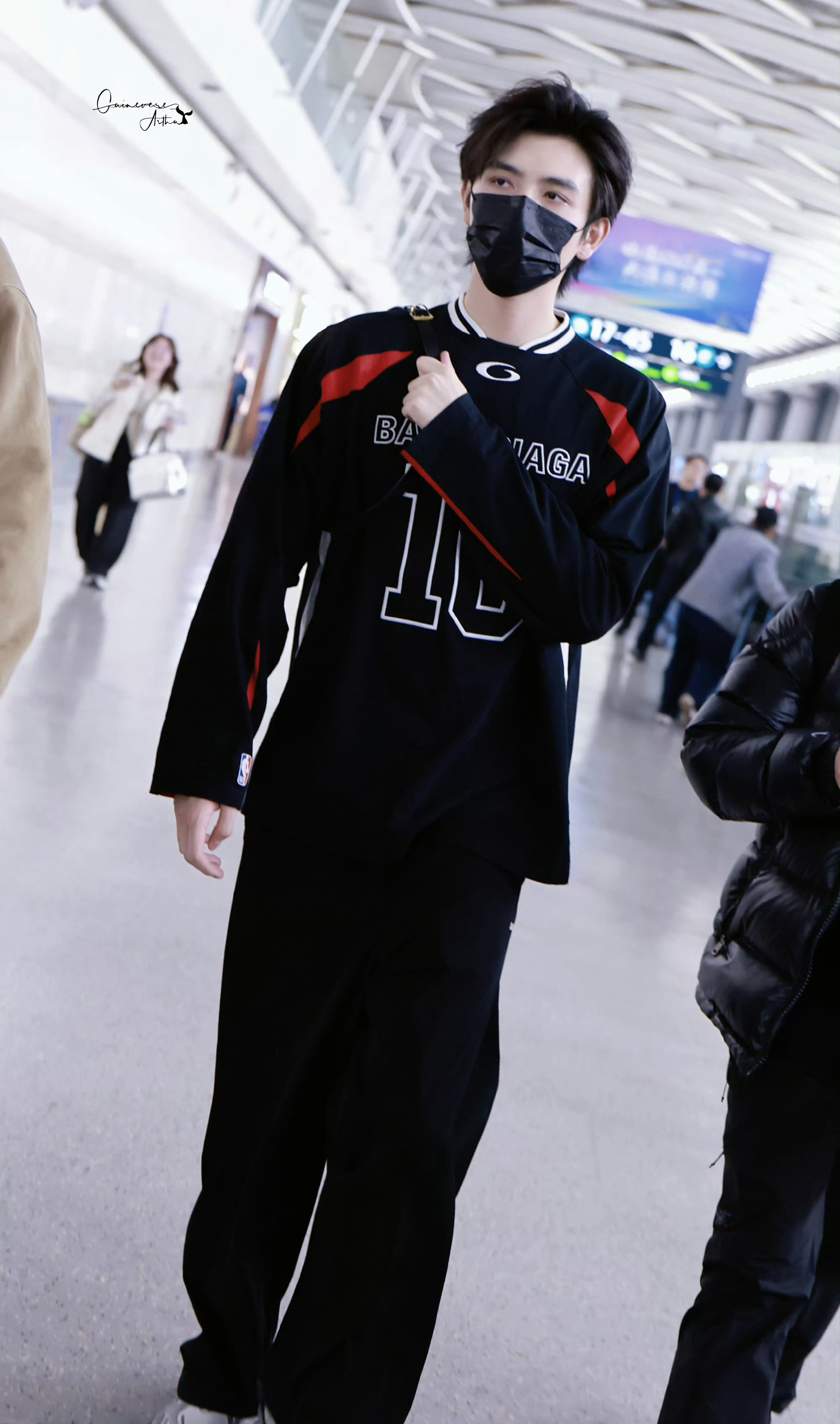 陈飞宇×BALENCIAGA品牌挚友出发巴黎时装周，再度受邀品牌冬季大秀，继