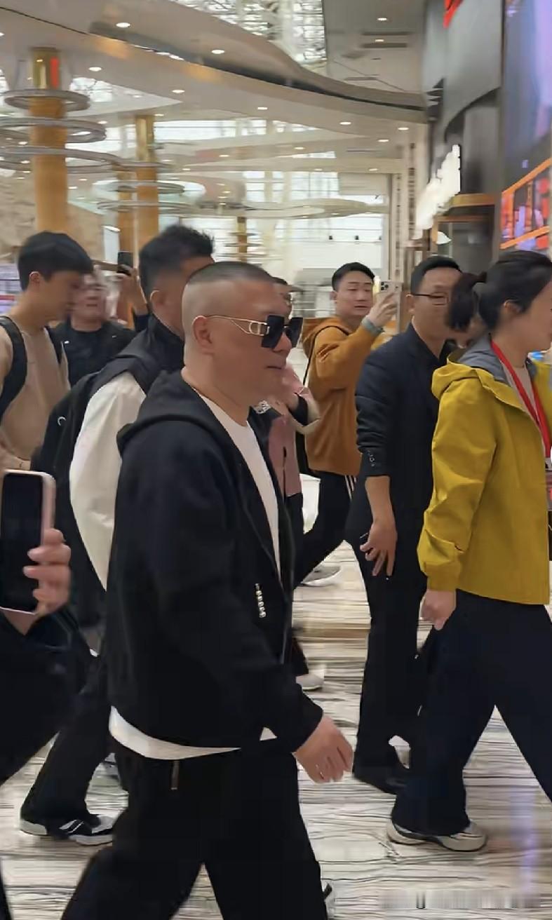 网传德云社12小时紧急补齐全部演出手续顺利开演，这件事最值得琢磨的，是背后一整套