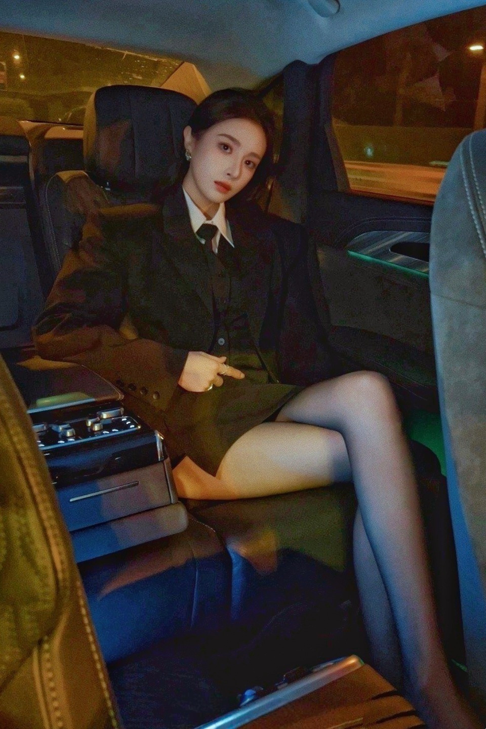 隆妮西装丝袜大长腿