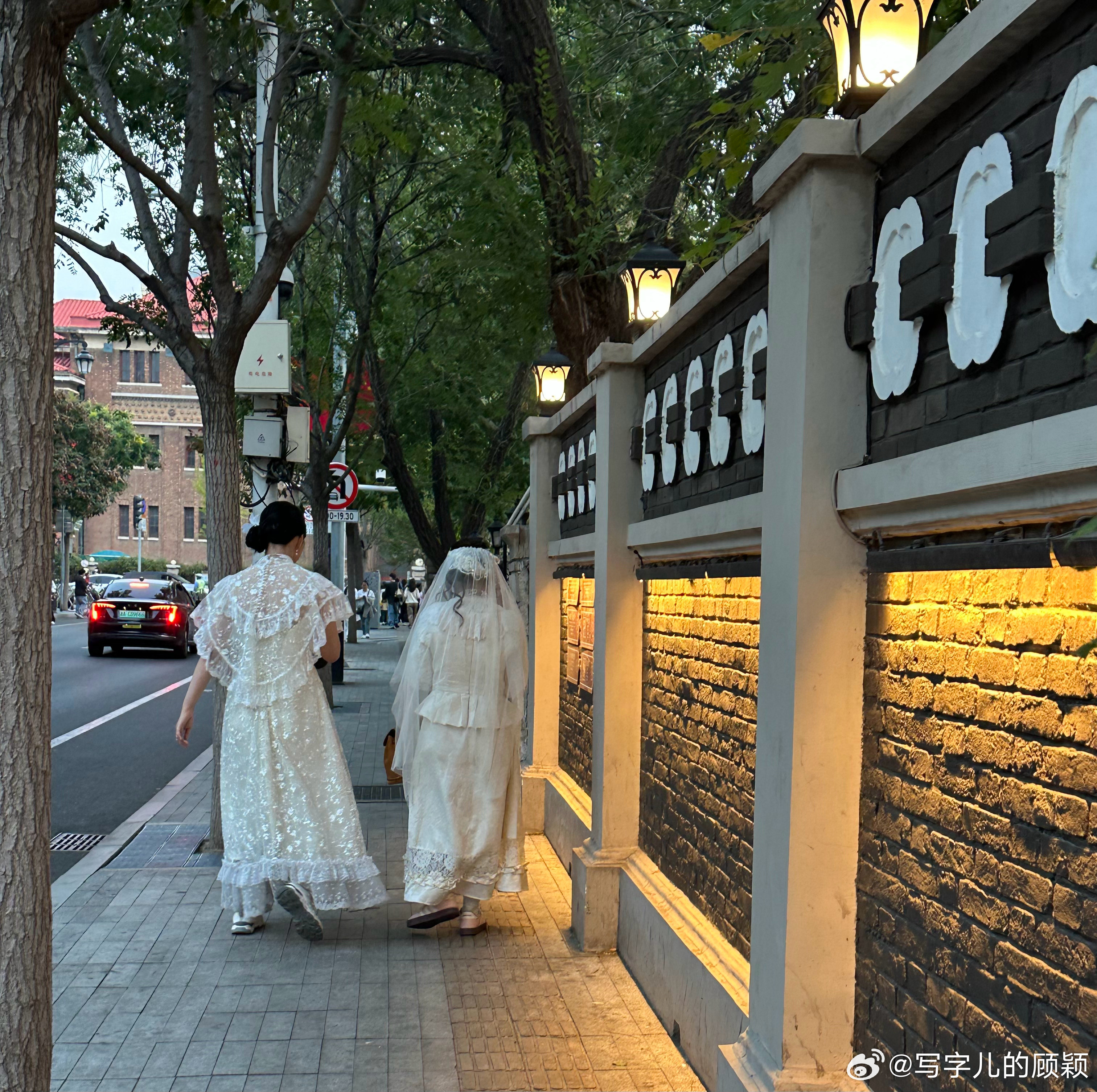 这日子，北京后海应该是满大街跑格格，天津五大道，都是民国风的小姐。天津生活​​