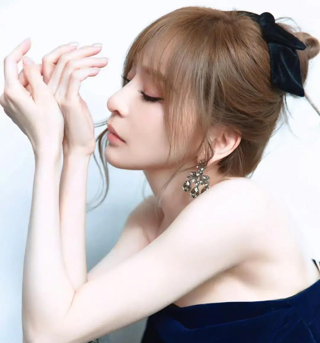 2025年4月，王心凌拍出一组甜酷写真，深蓝色丝绒抹胸短裙配黑色蝴蝶结发饰和厚底