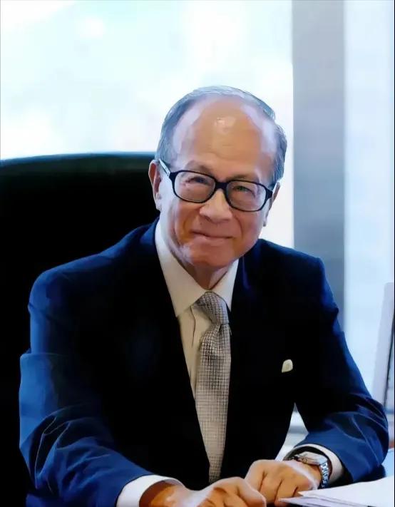 在中国不管你玩多大的商人，如果不爱国那你完蛋了！李氏家族的衰落，已然缓缓拉开了序