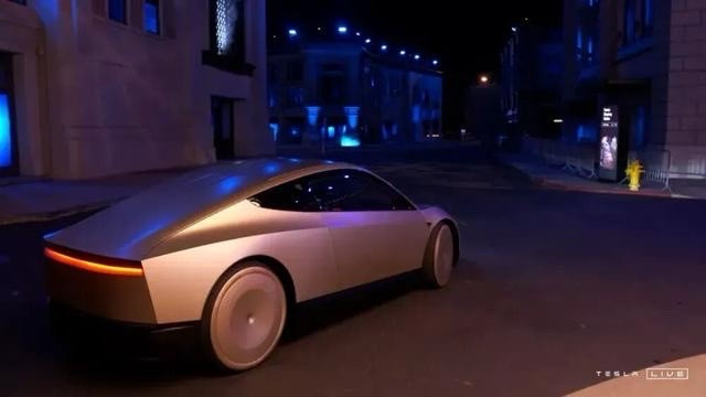 特斯拉FSD累计跑了80亿英里，刚官宣的。