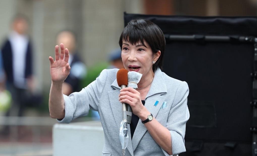 日本首相高市支持率腰斩七成，美日暗战爆发，东京政坛危机升级。日本首相高市早苗眼