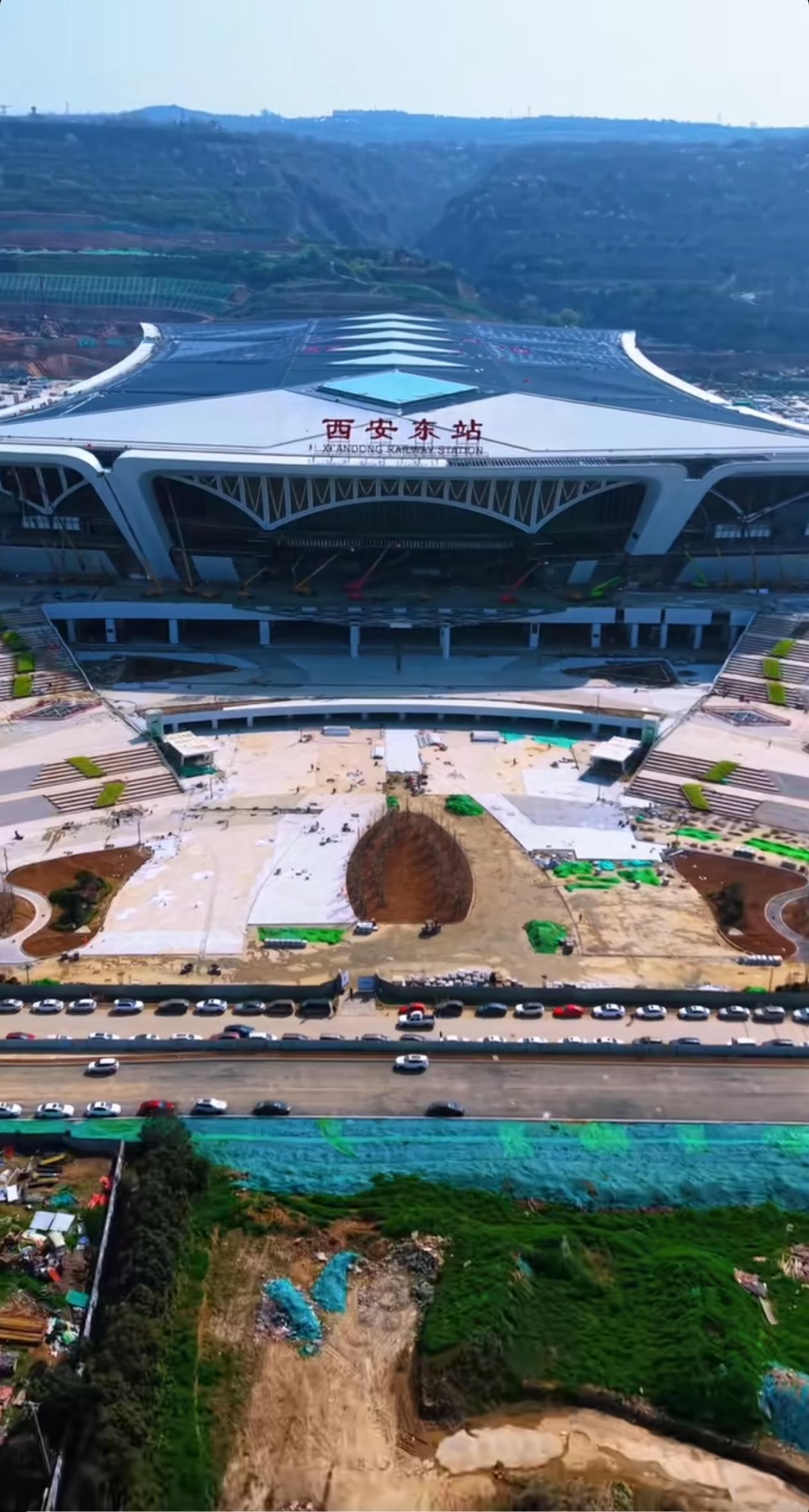 西安东站距离通车越来越近，已经发生了很大的变化。远看站房像一只展翅欲飞的雄鹰，后