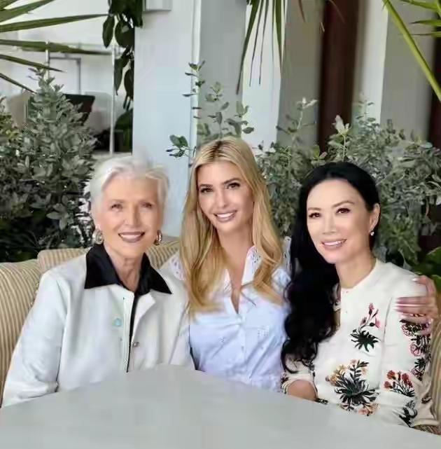 果然是女人中的爱马仕，真没想到这三个人会聚在一起，一个是马斯克的老娘，一个是川普