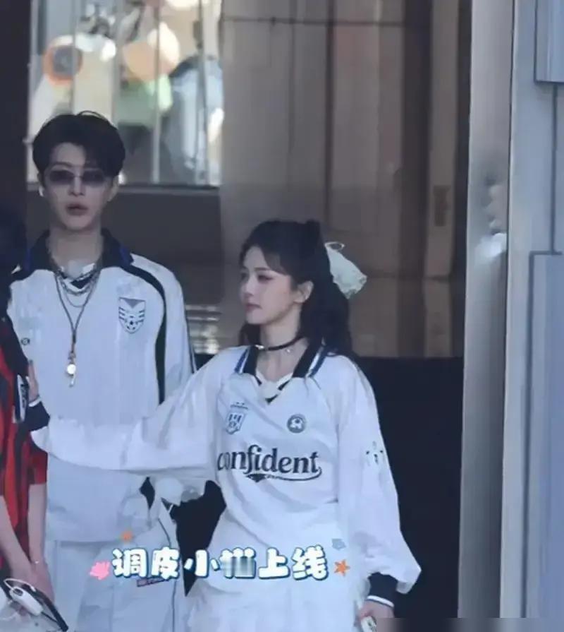 白鹿伸手给周洁琼贴名牌，周洁琼没接，白鹿的手就这么在半空停了五秒……😳咱就