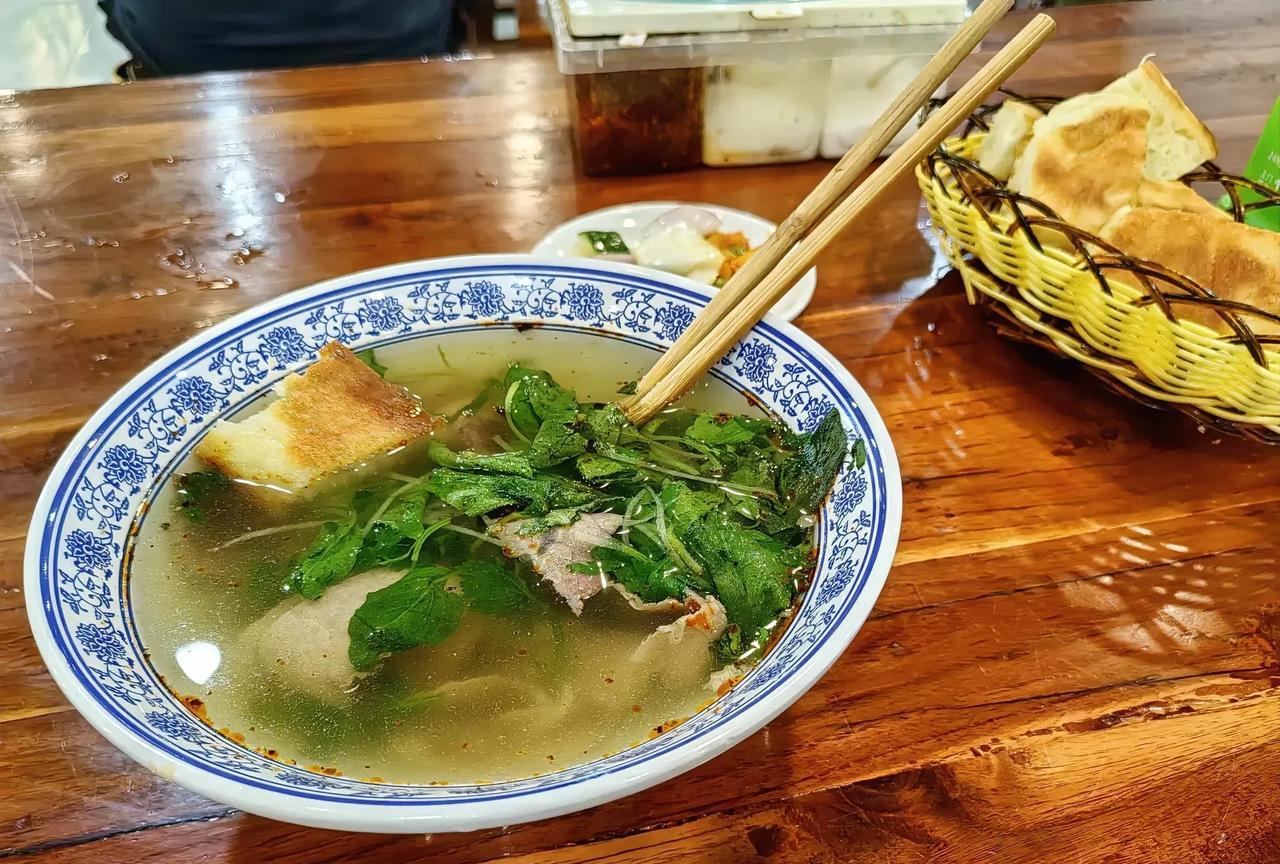 没想到在南阳花10块钱竟然能喝牛肉汤，不仅汤随便喝，馍也随便吃，小菜也有好几种。