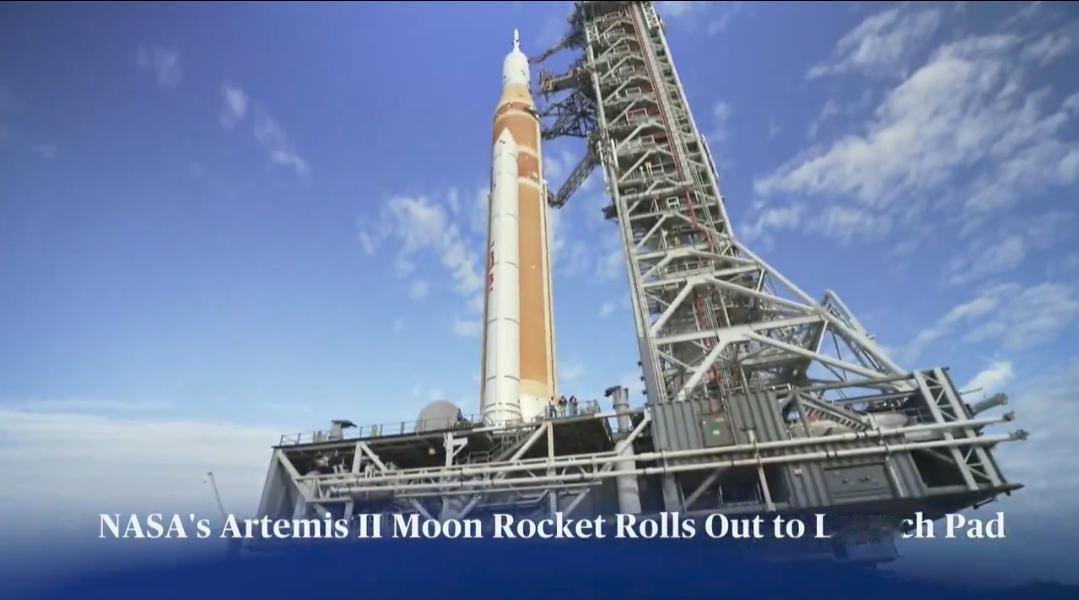 新闻快讯——NASA巨型登月火箭转运至发射台下月将送4名宇航员绕月飞行经过数