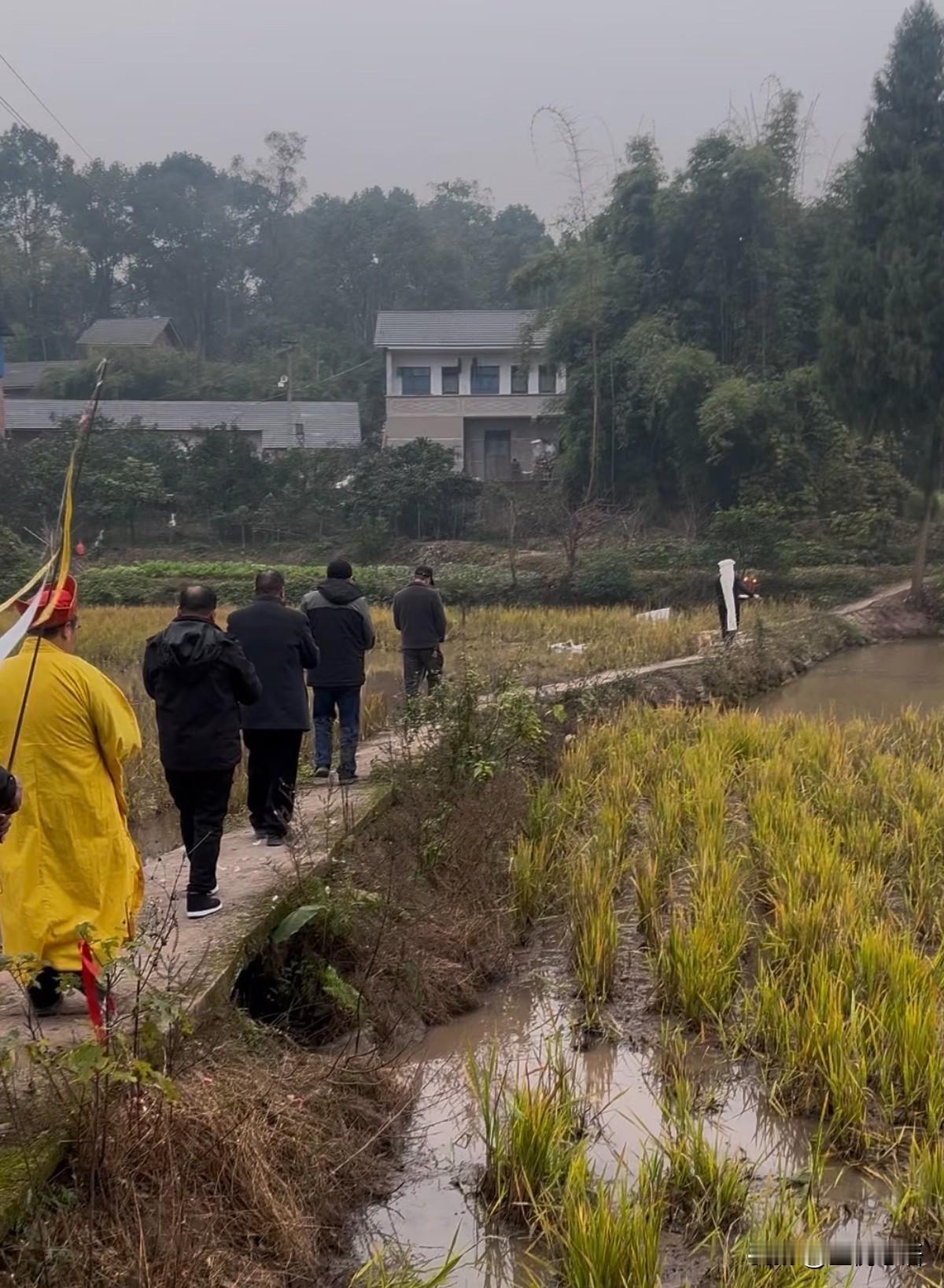 我妈真的帅到我了！这才是现实版“武则天”吧！奶奶葬礼上，就因为我是女孩，