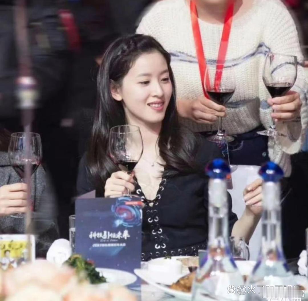 31岁章泽天稳坐C位被敬酒，穿绑带毛衣贵气逼人，一看就是有钱人​​​