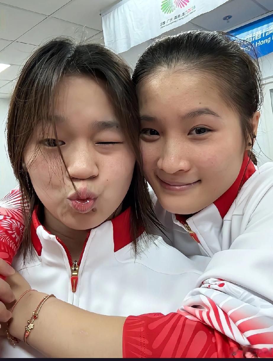 全红婵的新搭档王伟莹坦言，与奥运冠军搭档的压力大到连头发都不敢洗，每天掉20根头