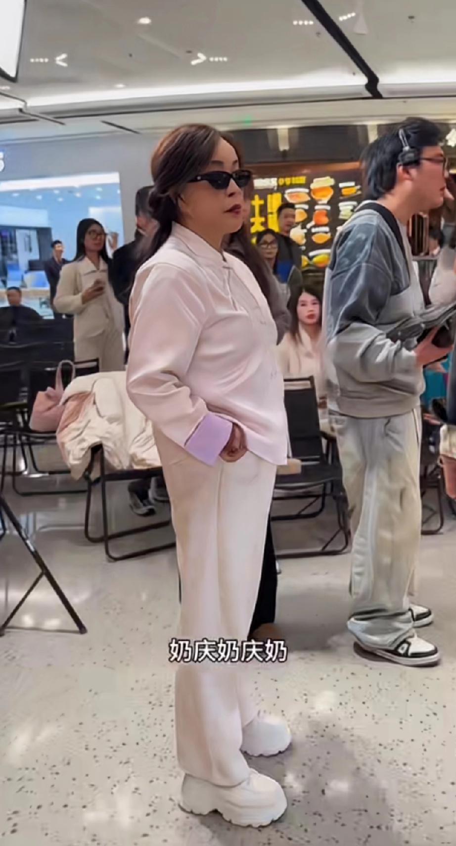 刘晓庆被喊“庆奶”一脸不高兴，无视粉丝直接走人女粉热情呼喊，表达爱意，庆奶却