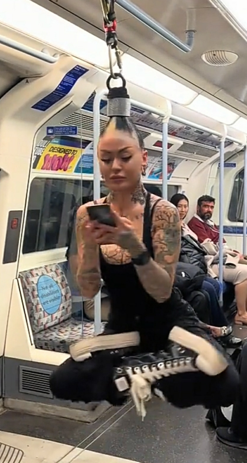 这绝对是高手。想问一下，她这样吊着，头皮不疼吗？
