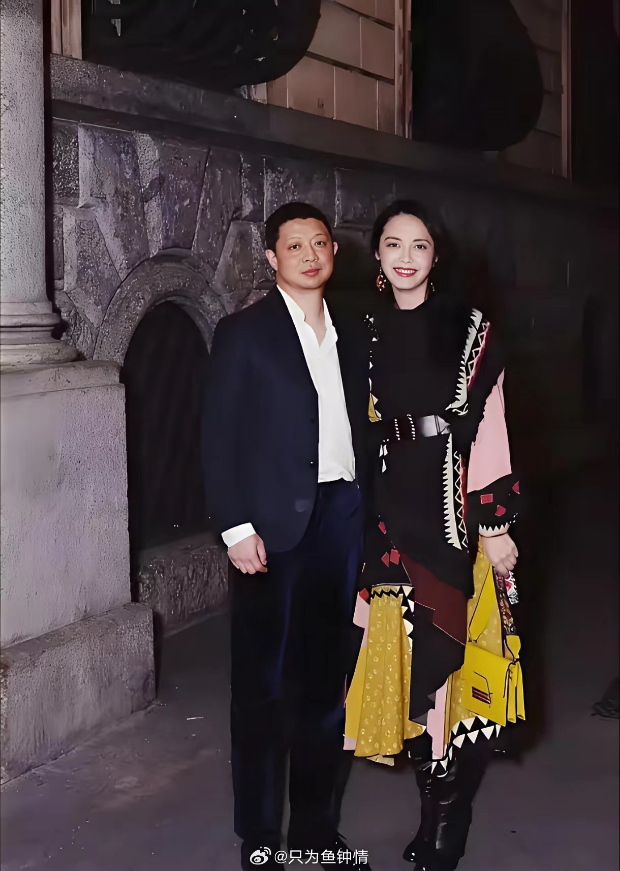 姚晨这招棋，比白百何晚了七年，但毒辣了十倍。当年白百何被拍到一指禅，全网骂她婚内