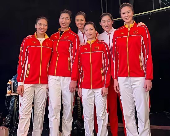 6位女排奥运冠军同框：惠若琪曲眉丰颊，发福明显；张常宁粉面含春，笑容僵硬；林莉笑