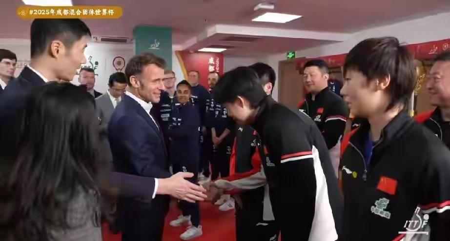 马克龙王曼昱握手照被官方选为封面照，王曼昱不卑不亢显大国自信成都体育馆的一个