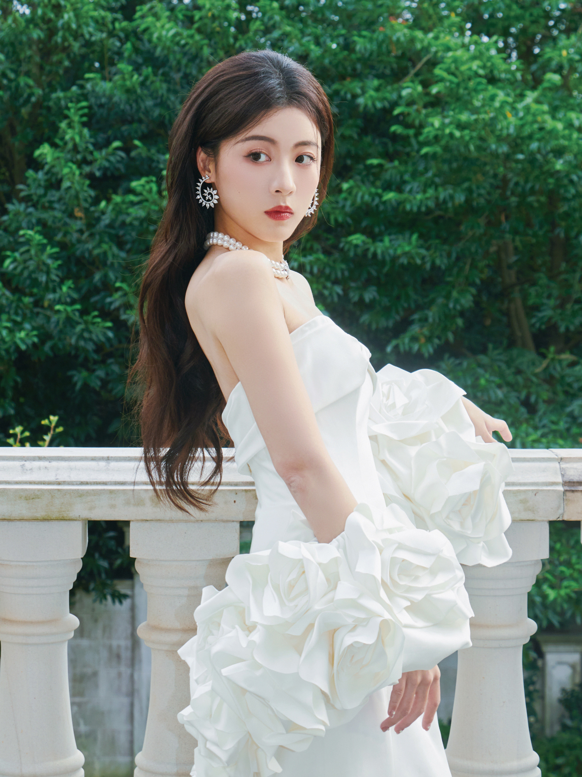 孙芮白色抹胸裙，虚境里的美丽与梦幻。孙芮