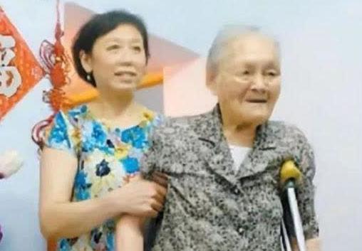 1966年，一对干部夫妻被带走，临走前他俩将保险箱的钥匙塞到了47岁保姆手中，红