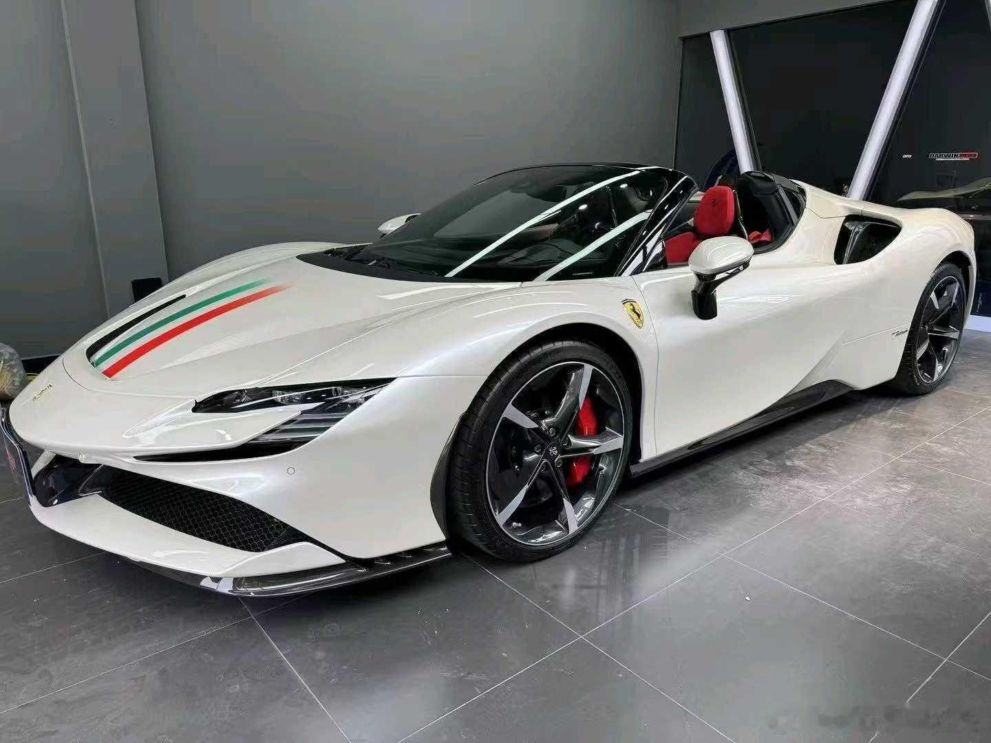 法拉利SF90Spider定制版，23年落户7000km，带车衣！双色赛椅​​