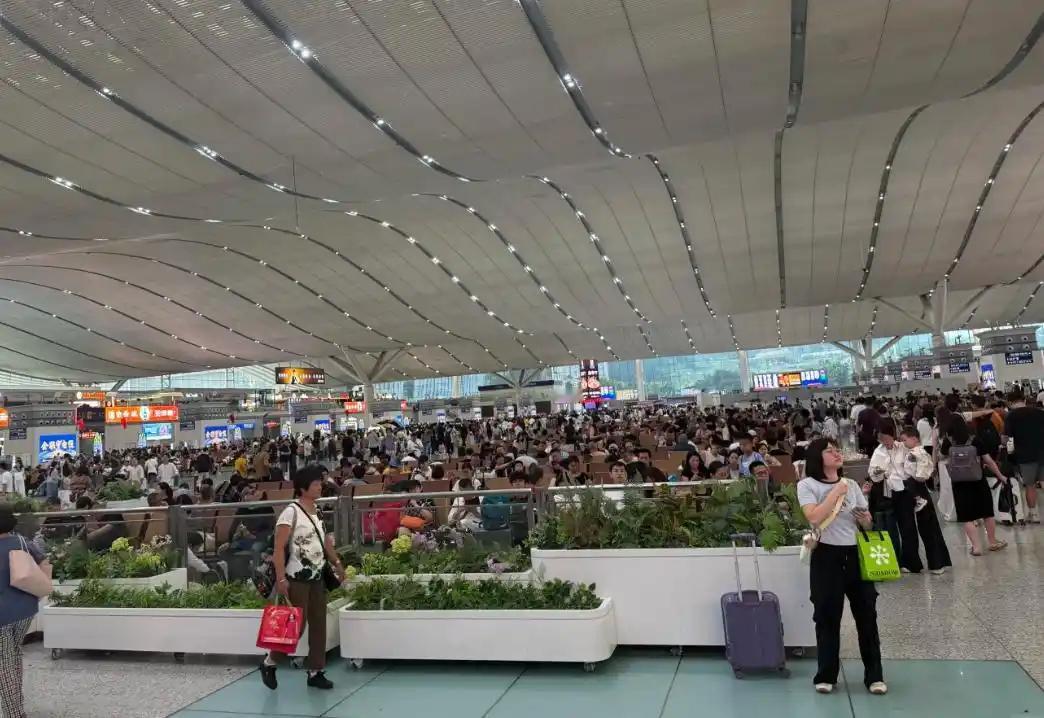 “不亚于春节回家”！凌晨5点，深圳有人已经堵在路上深圳交通堵塞深圳道路交通深