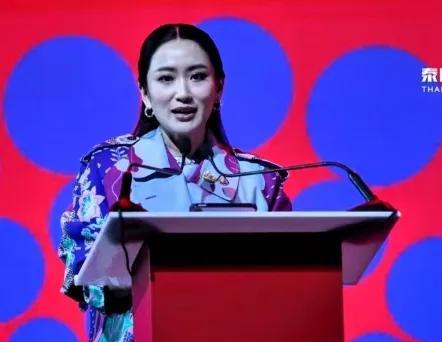 这位女总理与泰国王室有着千丝万缕的关系，她是泰国女王的侄女。她年轻漂亮，才华出