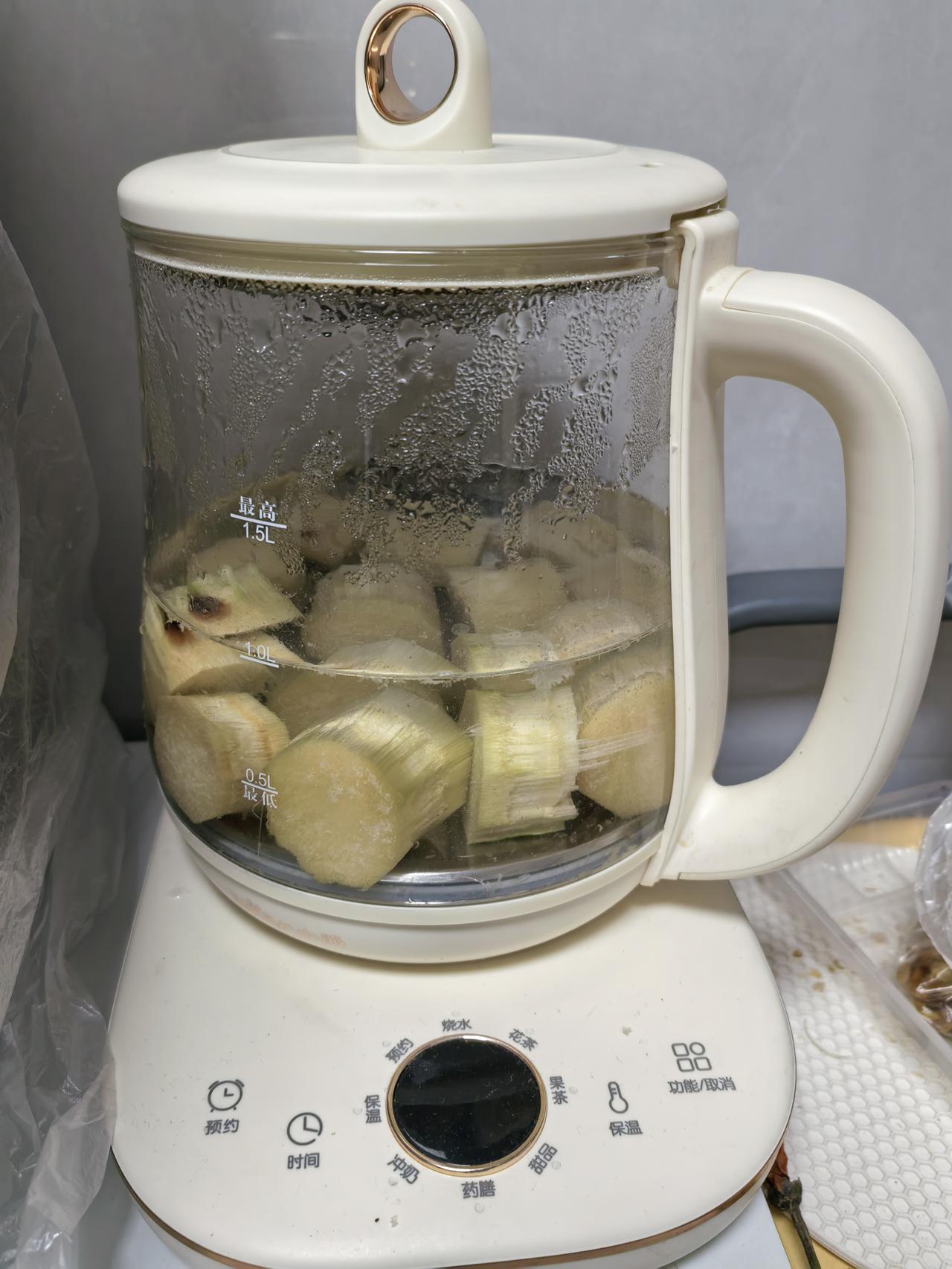 我的生活已经节俭到极致。节俭生活观今天买甘蔗，削甘蔗期间看到