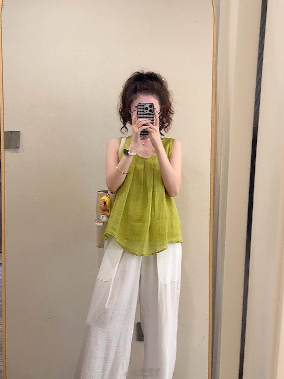 玉衣局你喜欢小紫还是小绿上衣：女神t、苎麻背心下装：肥肥裤鞋鞋：人字拖、猪蹄鞋