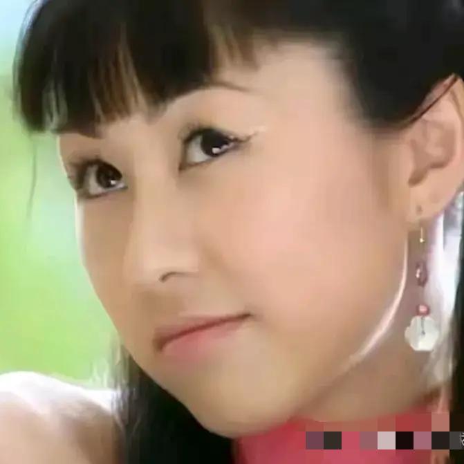 胡定欣就是那个曾经饰演《大唐双龙传》里的婠婠，虽然40多岁了，但是颜值始终没崩，