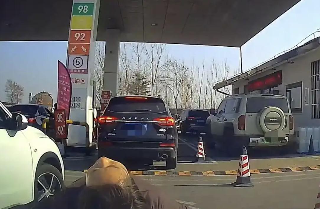 为了加个油，真得是连脸都不要了！事发于大年初四山东临沂一服务区的加油站，据当事