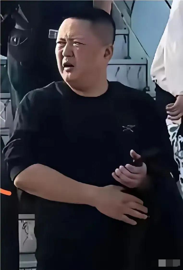 向空姐道歉吧！欧某某，这还是只是开始。在东航报警之后，欧某某被大家找到了。欧