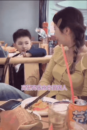 小小年纪，眉宇间透着精灵，眼睛一眨，美女沦陷！