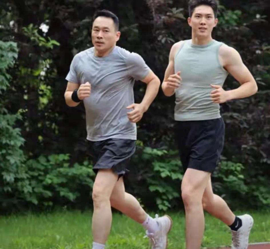 57岁丁海峰和儿子公园跑步，儿子比182cm的他还高半头，会5国语言娱乐