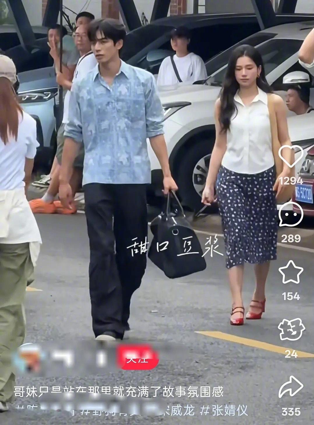 宋威龙和张婧仪的同框照被热议了，网友说像村里务工人员进城…​​​