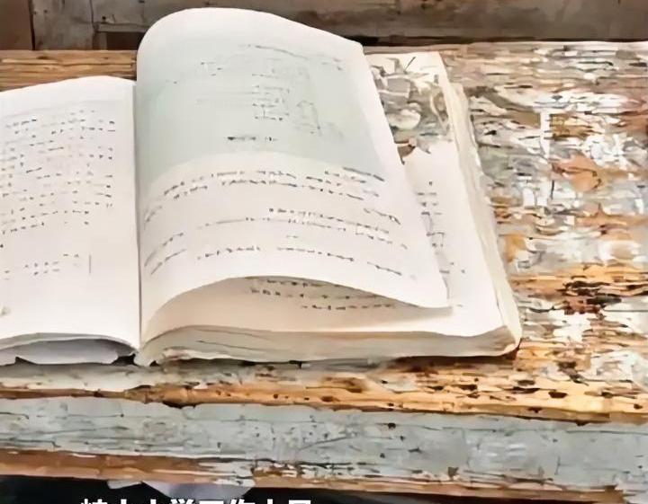 你敢相信？马上2026年了，中国还有学生在用这种课桌。有家长形容它是“老破旧”