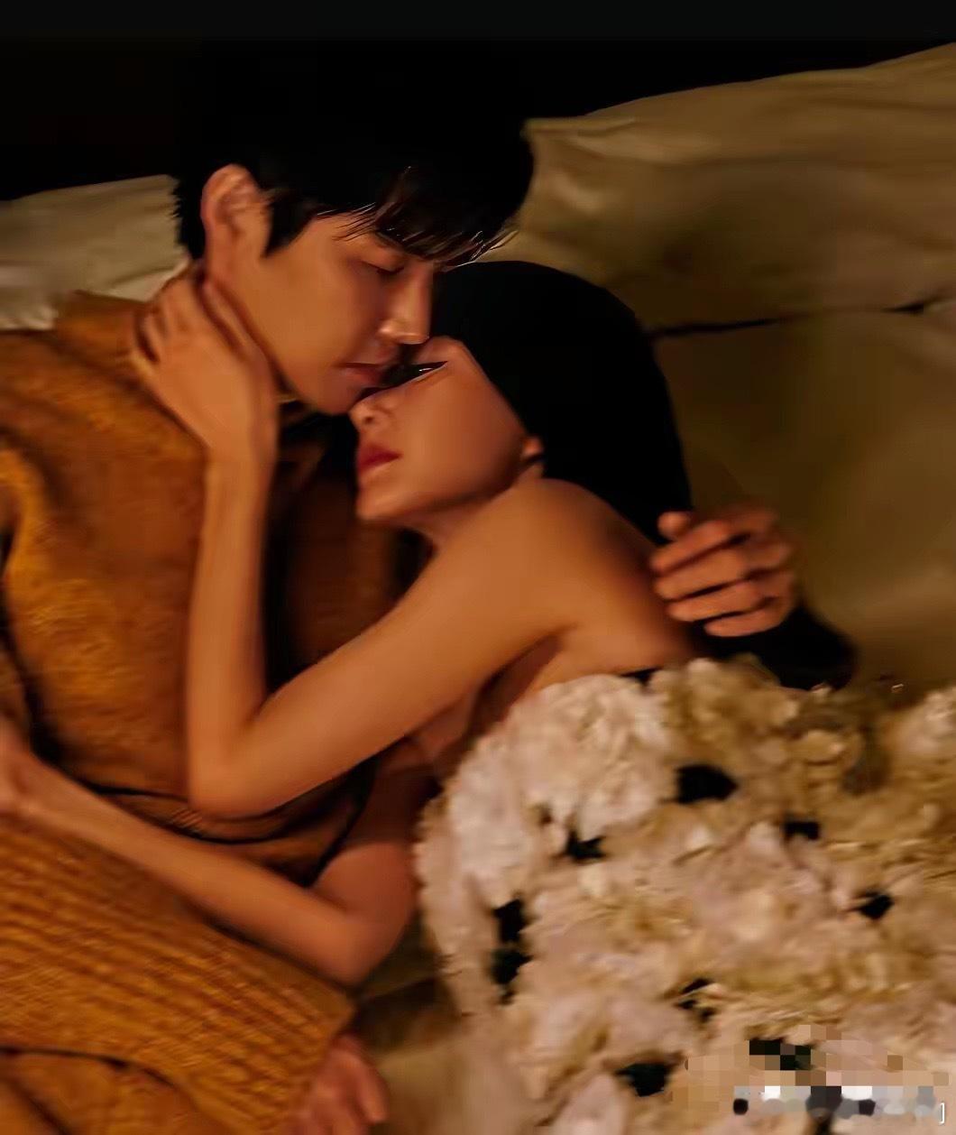 有没有人注意到？钟汉良和秦岚在床上看着像是搂抱一起，秦岚上半身是裸露的，两只手小