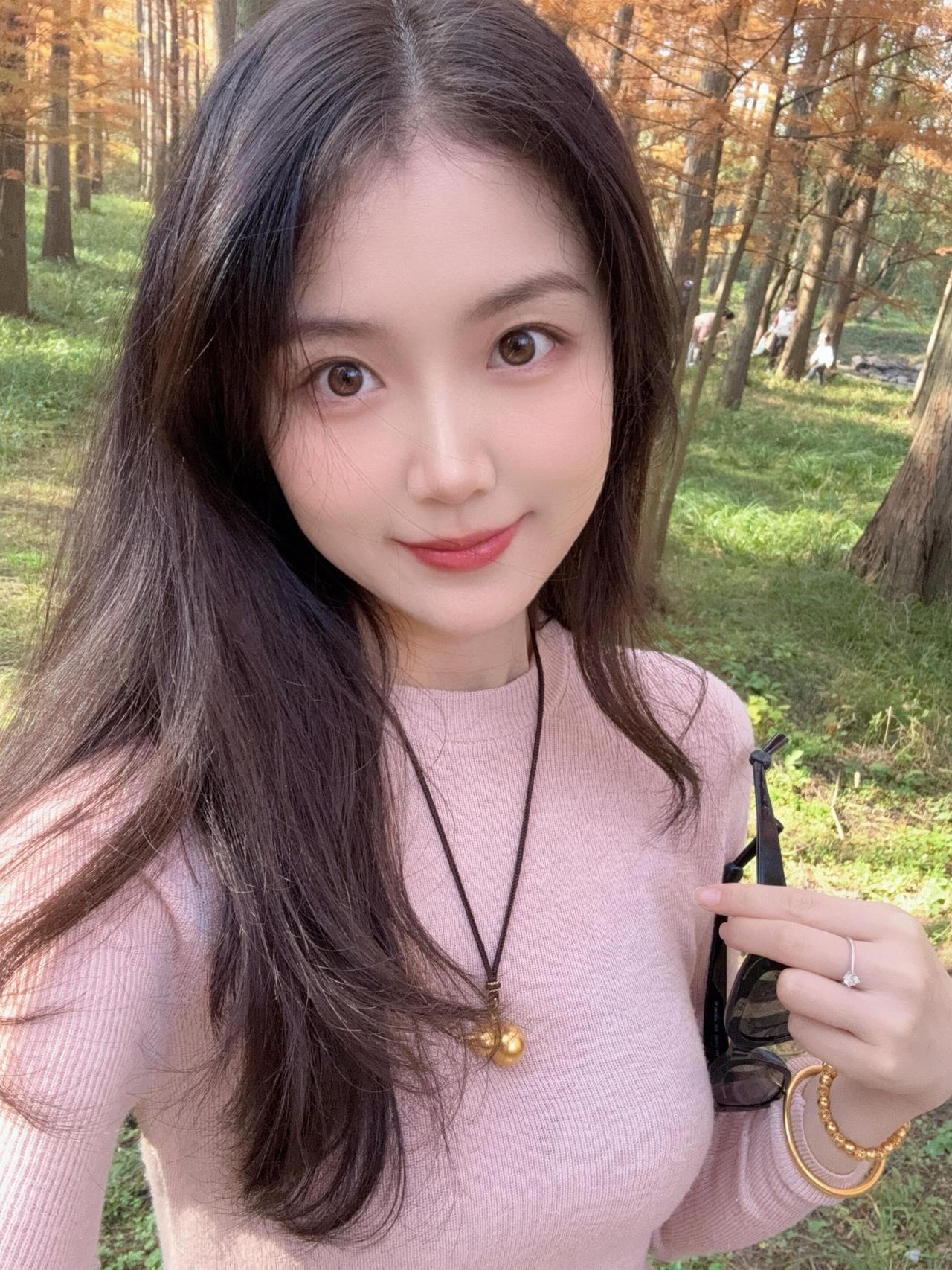 秋日森林里的甜美少女🍂🍁🍂