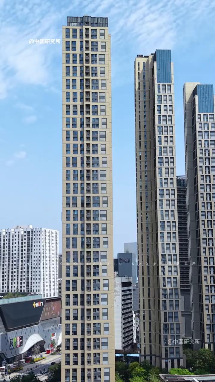 这就是河南最高的住宅楼，住在这里如同住在了天上。每到雨雾天气，只能看到白色的雾，