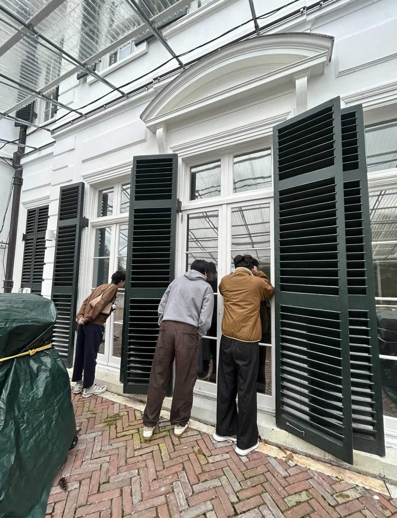 来美第七年，翻旧照片才发现，眼神里的拘谨早被加州阳光揉碎了，换成了说不清的松弛。