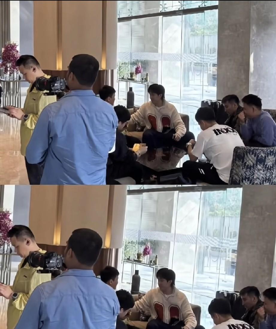国乒平安到达了印度，男队全部聚集在一起，大头跟大胖等人还在玩牌，德华在看手